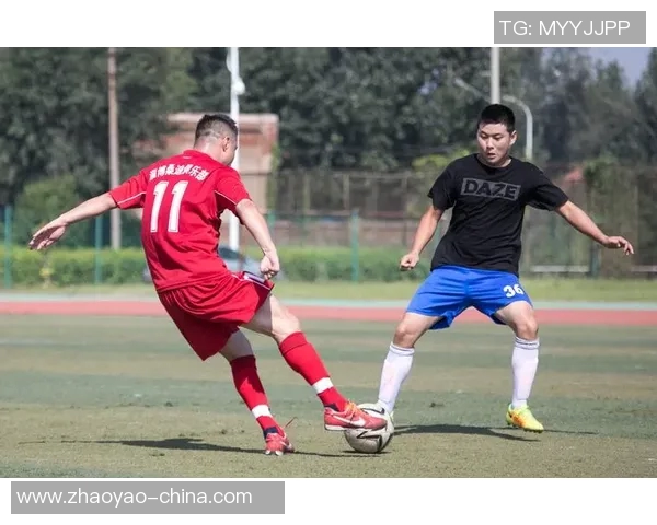 足球明星携手同框展现激情瞬间的精彩合拍图片分享