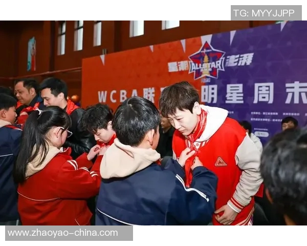 全明星篮球中心盛典开启篮球热潮汇聚明星球员展现精彩对决